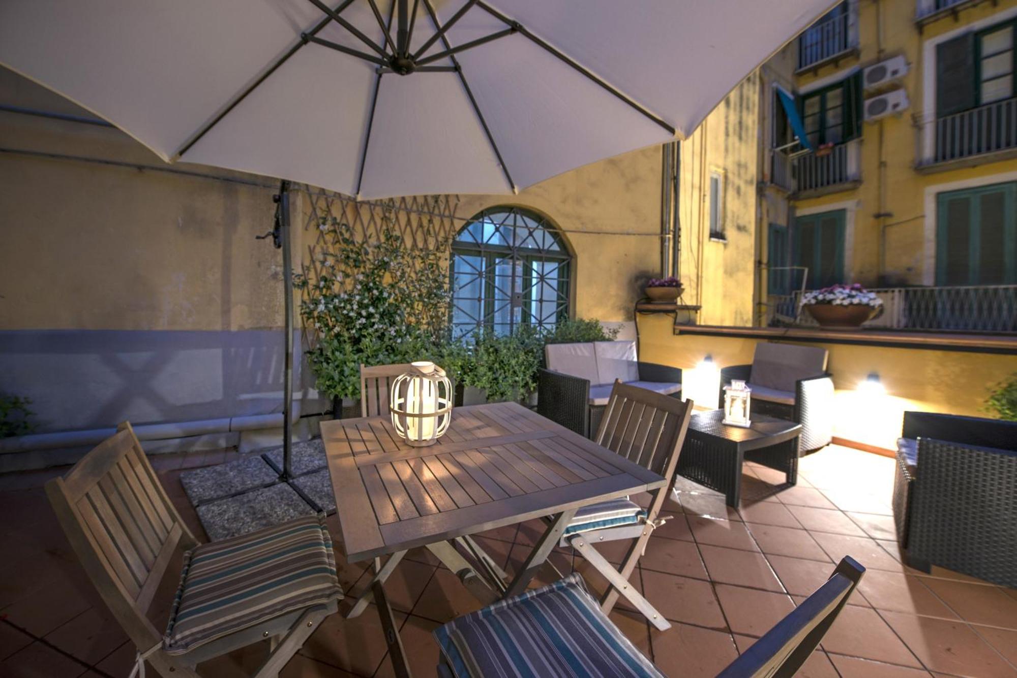 Apartmán Le Terrazze Sul Cortile Salerno Exteriér fotografie