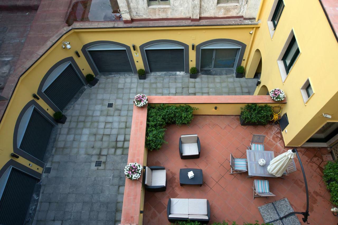 Apartmán Le Terrazze Sul Cortile Salerno Exteriér fotografie
